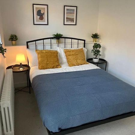 Апартаменты Magnificent Refurbished 1 Bed Flat Few Steps To High St ! - 4 East House Эпсом Экстерьер фото