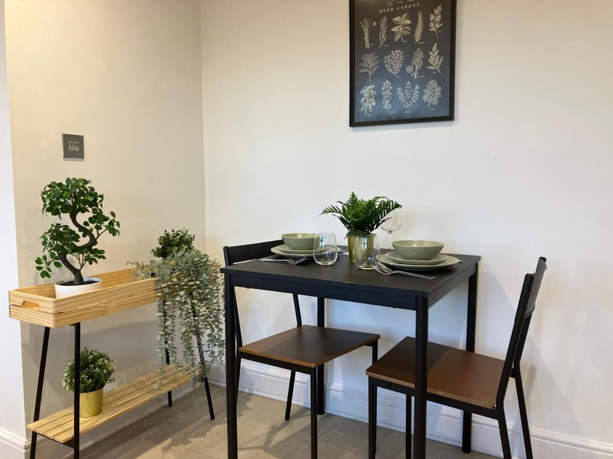 Апартаменты Magnificent Refurbished 1 Bed Flat Few Steps To High St ! - 4 East House Эпсом Экстерьер фото