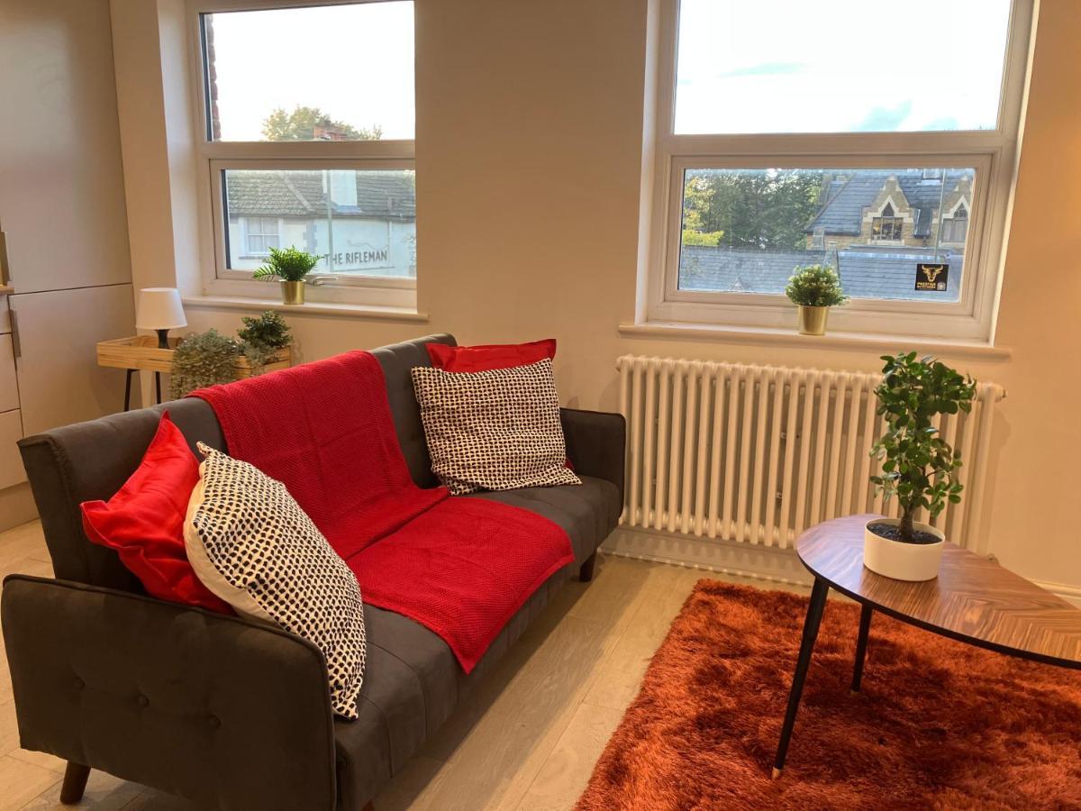Апартаменты Magnificent Refurbished 1 Bed Flat Few Steps To High St ! - 4 East House Эпсом Экстерьер фото